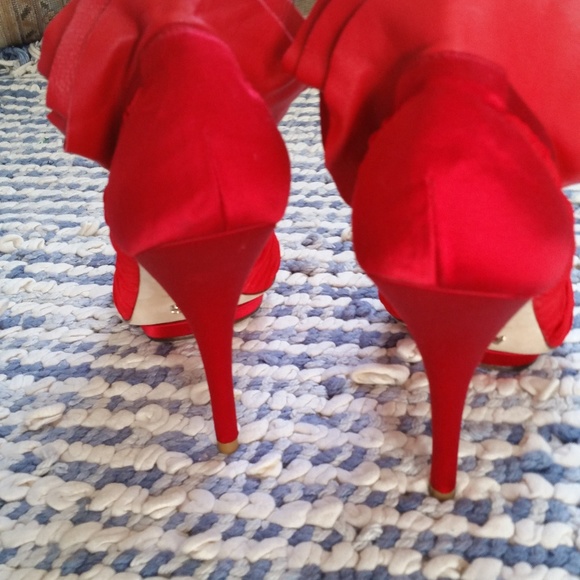 Soft Leather & Satin Shoes NWOT   👀👀 LOOK 👀👀 the color is the perfect Red ❤️ - Picture 5 of 8